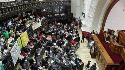 Desde muy temprano los diputados opositores llegaron para resguardar el recinto ante la posibilidad de que sea tomado por el oficialismo para instalar la Asamblea Constituyente electa ayer. Foto/efe archivo.