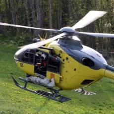 Un helicóptero de rescate de la Generalitat sobrevolando un campo en el Pallars.