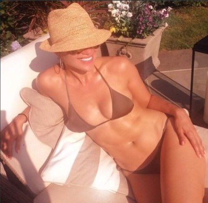 JLo presume en Twitter su escultural cuerpo con diminuto bikini