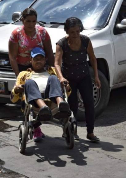 El mandatario interino, Juan Guaidó, asegura que 17 personas han muerto en centros médicos. El gobierno no ha informado de muertes.