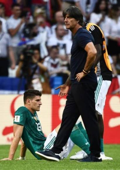 Mario Gómez tirado en el suelo y Joachim Löw, al final del partido. Foto AFP