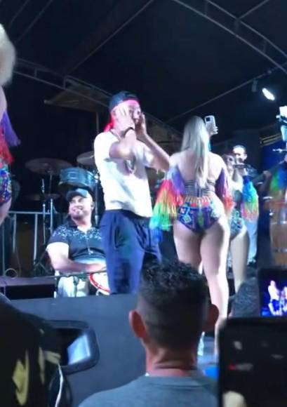 La cara de sorprendido de Shin Fujiyama llamó la atención del público asistente en el carnaval al cerrar el show con las Chicas Rolands, ya que quedó impresionado de los extravagantes movimientos que le hicieron.