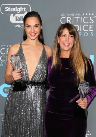 La película Wonder Woman, protagonizada por Gal Gadot (i) y dirigida por Patty Jenkins, fue la ganadora a mejor cinta de acción.<br/><br/>Gadot también fue homenajeada con el premio See Her.<br/>