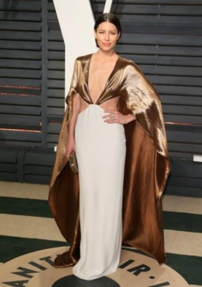 La actriz Jessica Biel con un sexy vestido.