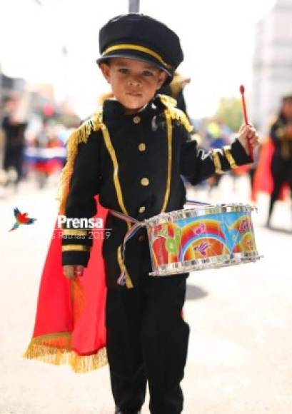 No importó el sol ni la hora, este niño quiso participar del desfile con su redoblante.