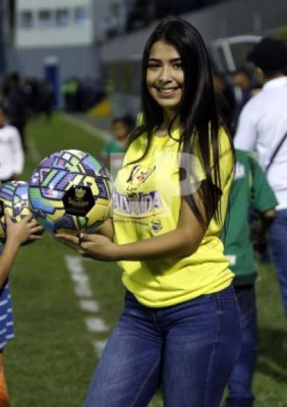 Una bella chica posando con el balón que se empezó a usar para este Torneo Clausura 2020.