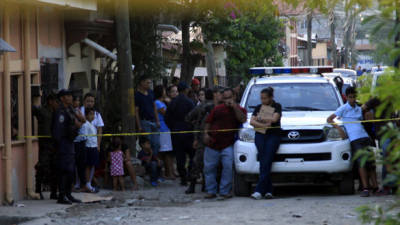 Vecinos de la colonia Valle de Sula se mostraron alarmados por el hecho criminal.
