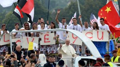 Miles de jóvenes lo recibieron en el parque de Blonia, donde inauguró la Jornada Mundial de la Juventud. Fotos: AFP