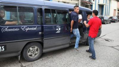 Un usuario entra a una unidad de transporte público.