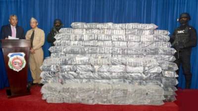 El cargamento de droga decomisado en una embarcación de hondureños en República Dominicana. Foto Listín Diario.