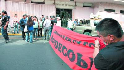 Los maestros protestaron el martes recién pasado frente a la Secretaría de Finanzas.