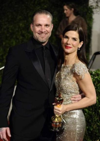 Tras ganar un Oscar por su actuación en 'Un sueño Posible', Sandra Bullock descubrió el engaño de su esposo, Jesse James con una tatuadora. La éxitosa actriz dio por acabado su matrimonio tras el escándalo.