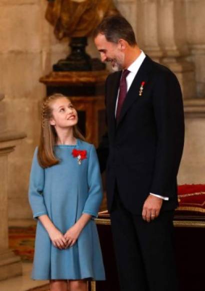 El rey Felipe VI animó a su hija a que actúe guiada por la ejemplaridad, la integridad y el cumplimiento de la Constitución y consideró la entrega del Toisón es un 'paso muy simbólico y muy significativo' para su preparación y su futuro.