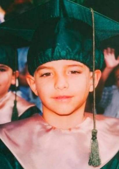 Así lucía Maluma durante su graduación escolar en Colombia.