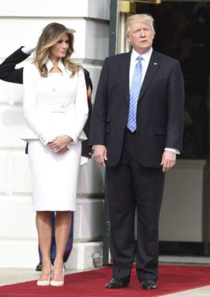 Melania lució impecable con un traje blanco para recibir al primer ministro israelí, Benjamin Netanyahu, en su primera visita oficial a Donald Trump en la Casa Blanca.