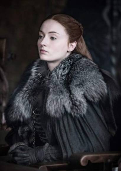 Sansa Stark (Sophie Turner) <br/><br/>Los trágicos sucesos de su vida la han convertido en una mujer fuerte y decidida, tomando el control del Norte mientras Jon va a Dragonstone, momento en el que finalmente se reúne con Bran y Arya.<br/><br/>En un avance de la octava temporada, declara que Winterfell es de Daenerys, mientras que en otro, visita las criptas junto a sus hermanos, ahí hay una escultura en la que se ve su apariencia actual, por lo que hay teorías que dicen que morirá pronto.<br/><br/>