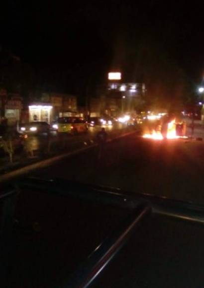 En Sinaloa se registró un enfrentamiento en la madrugada de ayer entre quienes protestaban por el gasolinazo y elementos de la Policía estatal que resguardaban instalaciones de Pemex.