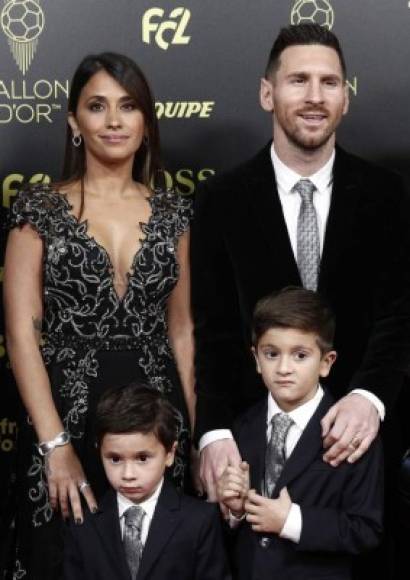 Messi apareció con su mujer, Antonela Rocuzzo, y sus dos hijos mayores, Thiago y Mateo Messi, todos ellos muy elegantes.