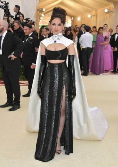 Eiza González apostó por un vestido negro con escote en el abdomen y pecho, capa blanca y guantes a juego. Un look firmado por Prabal Gurung.<br/><br/>La actriz completó su estilo con una gargantilla y aretes de diamantes y zafiros.