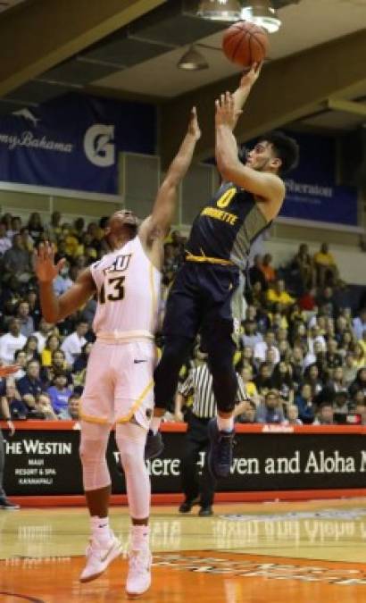 Baloncesto. <br/>Buscando encestar. Markus Howard, de Marquette Golden Eagles, dispara sobre Malik Crowfield, de los VCU Rams, en el Centro Cívico Lahaina.