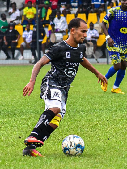 Entre ellos está involucrado, Nathan Douala, un jugador que se viralizó hace unos meses por “tener 17 años”, pero físico no lo aparentaba.