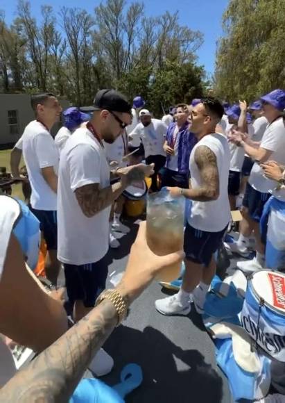 Rodrigo de Paul subió un video mostrando su bebida y en la imagen aparece Nicolás Otamendi en una situación un tanto extraña, con algo en las manos, y la foto se ha vuelto viral en las redes sociales.
