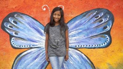 Aprovechando una de las tantas pinturas murales del pueblo, la niña nos refleja el espíritu de la comunidad.