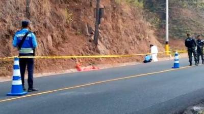 El hombre quedó muerto en una cuneta y posteriormente fue tapado con un nylon rojo.