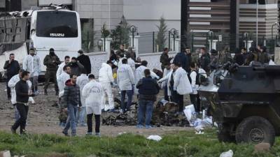 La policía busca evidencias junto a la estación de autobuses de Diyarbakir, en el sureste de Turquía Foto: EFE