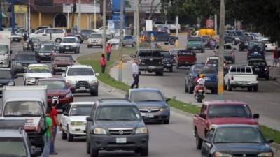 Piden a los dueños de carros que paguen la tasa.