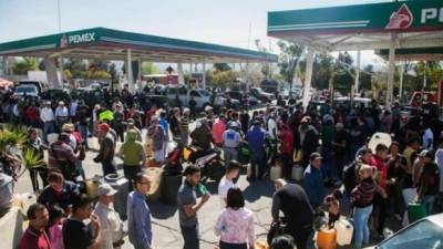 Enormes filas durante varias horas han tenido que realizar miles de mexicanos para poder obtener un poco de combustible ante la crisis de desabastecimiento que sufre el país.