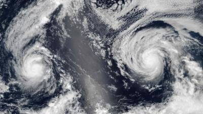 Esta imagen satelital de la NASA muestra el huracán Lester y la tormenta tropical Madeline en el Pacífico.