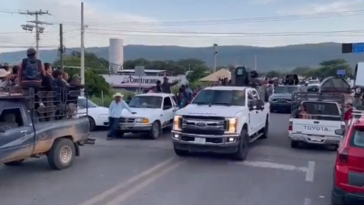 “¡Puro Sinaloa!” Convoy de sicarios presume potentes armas en desfile