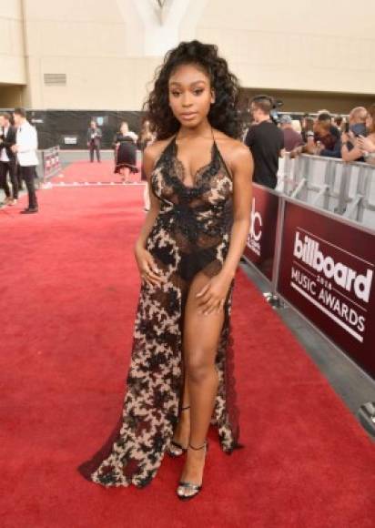 Como luciendo una lencería la cantante Normani llegó con este atuendo a la alfombra roja.