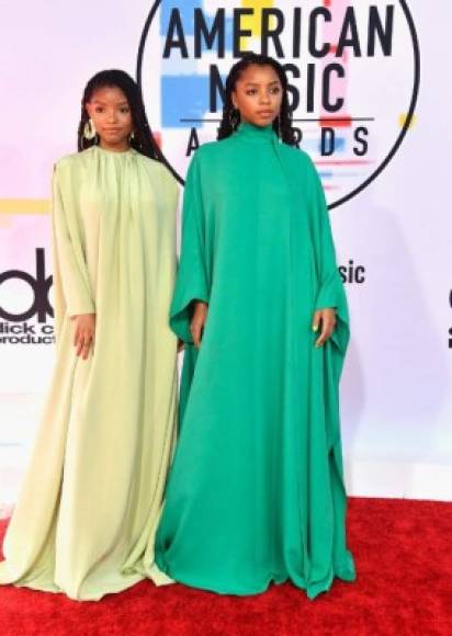 El dúo de R&B contemporáneo formado por Halle Bailey y Chloe Bailey se decantaron por unos vestidos poco favorecedores, parecían no ser de su talla.