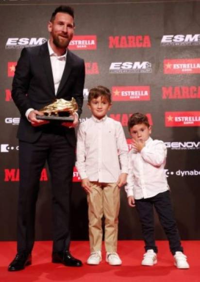 Messi posando con sus hijos Mateo y Thiago.