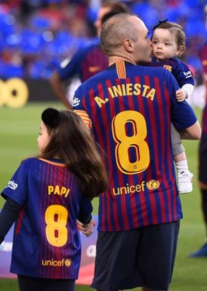 Andrés Iniesta también salió al campo acompañado por sus dos hijos. Foto AFP