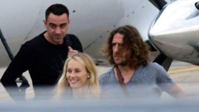 Xavi y Puyol en el momento de su llegada a Rosario. FOTO El Clarín.