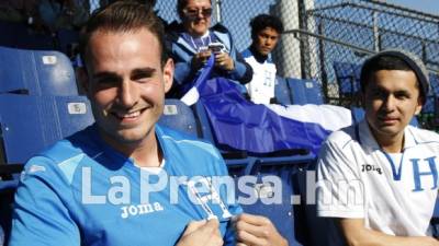 El aficionado posó con la camiseta de la H. Foto Neptalí Romero/Enviado Especial.