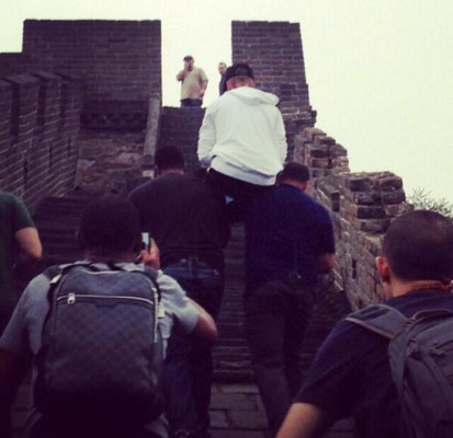 Guardaespaldas cargan a Justin Bieber para recorrer Muralla China