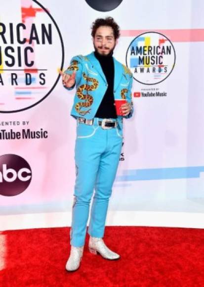 El rapero Post Malone optó por un traje azul cielo con figuras de animales. Como siempre su cabello estaba desarreglado... Por esto se ganó un lugar en esta lista de los peores vestidos de la noche.