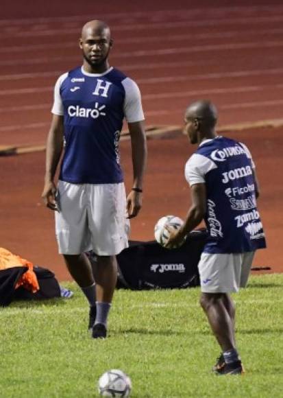 Además de Benguché, otro de los jugadores que luce pelón es el pequeño volante ofensivo Edwin Solano del Marathón. El chico ingresó en la segunda mitad del duelo ante Puerto Rico.