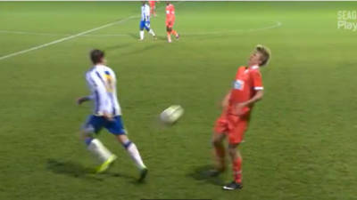 El encuentro deportivo se celebró en Inglaterra cuando el jugador Glen Rea le dio tremendo pelotazo en el rostro a Kris Twardek. Mira el vídeo.