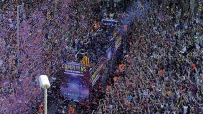 Las calles de Barcelona lucieron espectaculares para recibir a los campeones.