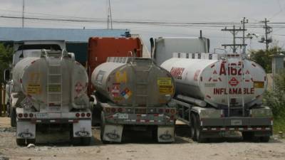 Camiones cisterna utilizados para el transporte de combustible.