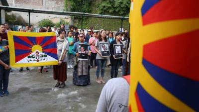 Tibetanos exiliados en India portan una vela en memoria del galardonado con el Nobel de la Paz, el intelectual Liu Xiaobo, en Dharamsala, India. EFE