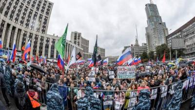Los manifestantes asisten a una manifestación en el centro de Moscú.