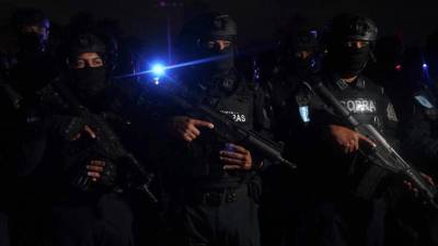 Unos miembros de la Policía Militar del Orden Público patrullan durante una operación especial contra las bandas criminales en Tegucigalpa el 6 de diciembre de 2022 / AFP/Archivos