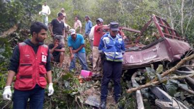 El vehículo cayó a una hondonada, donde se destruyó. Los cuerpos quedaron en el barranco.