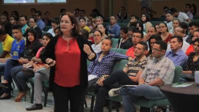 La consultora guatemalteca Lucía Keilhauer durante su exposición ante alumnos de la UTH. Foto: Cristian Santos